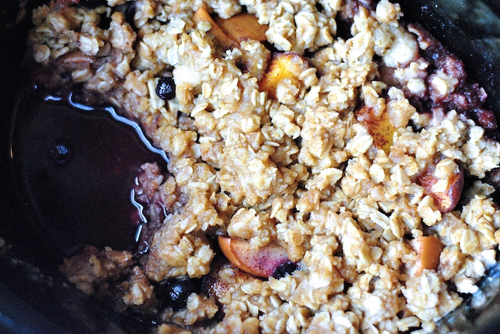 Slow Cooker Peach Berry Crisp Recipe