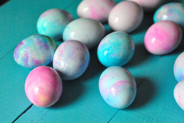 How to dye marbled easter eggs with shaving cream