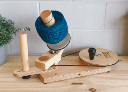 Crochet Beginner Guide: How To Use a Yarn Ball Winder  Tutorial, DIY,  Knitting, Easy, Organize 👋 