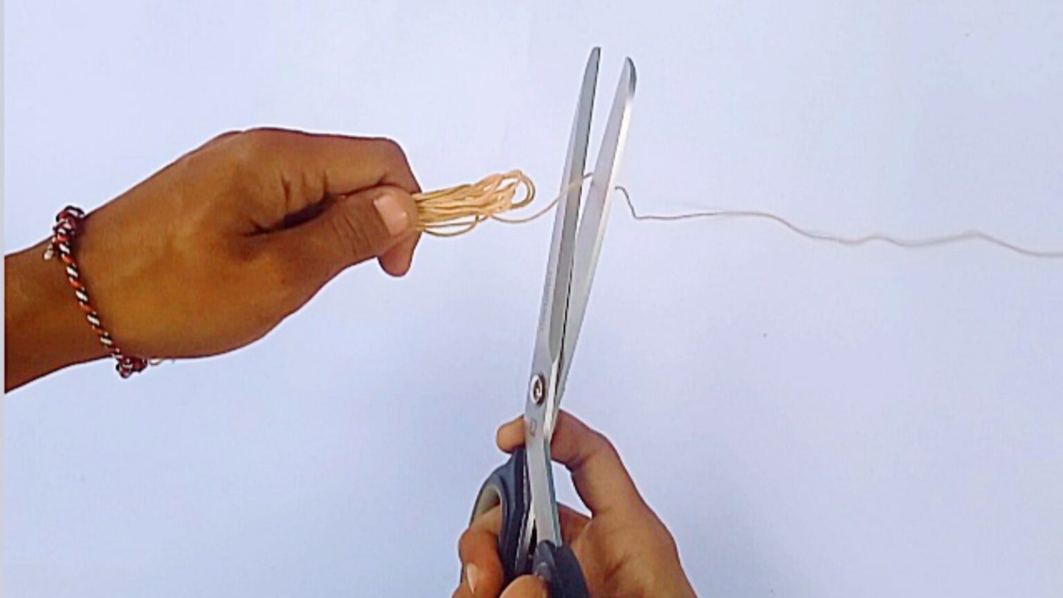 How to Thread an Embroidery Needle Video & Photo Tutorial Craftbuds