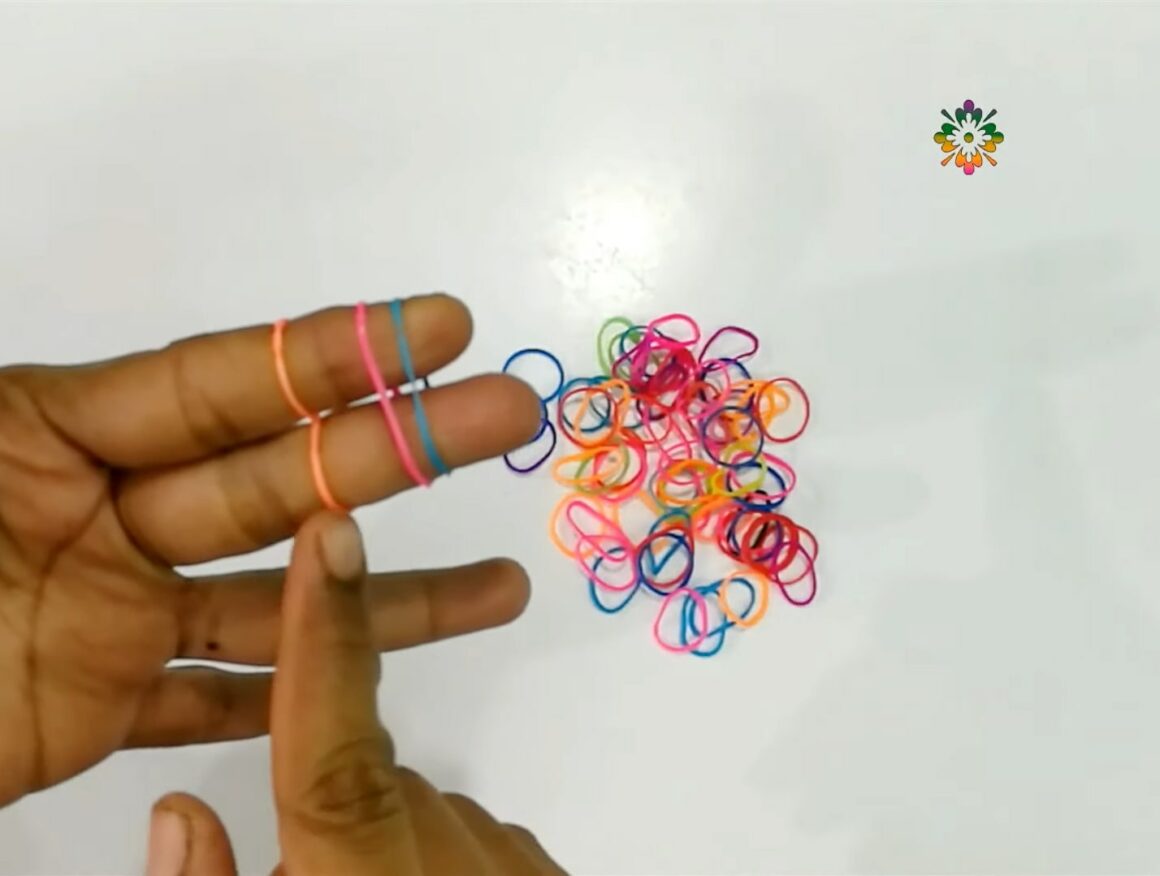 Add another rubber band to the fingers and stretch the lower band to the right.