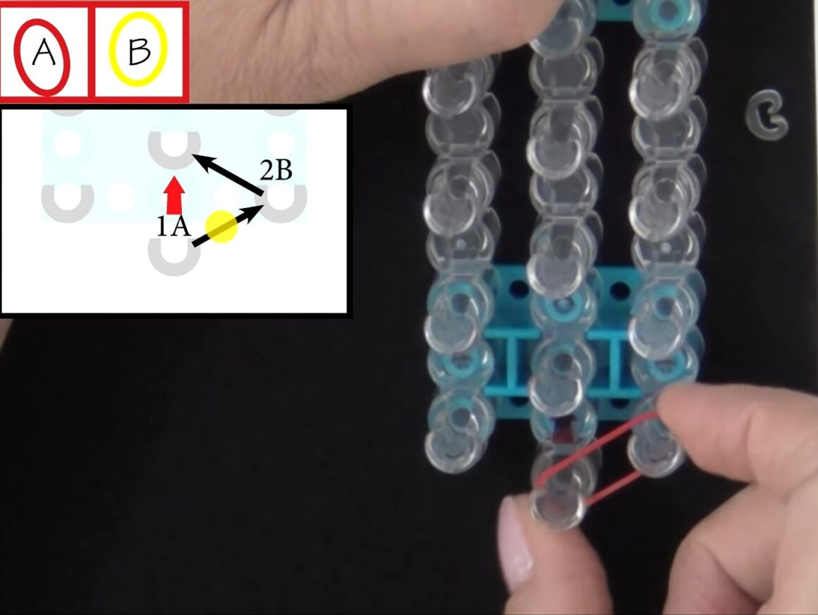 Stretch the 1st rubber band between the first middle peg and the outside middle peg on the right. Push the band down, so it sits firmly around the pegs. 

