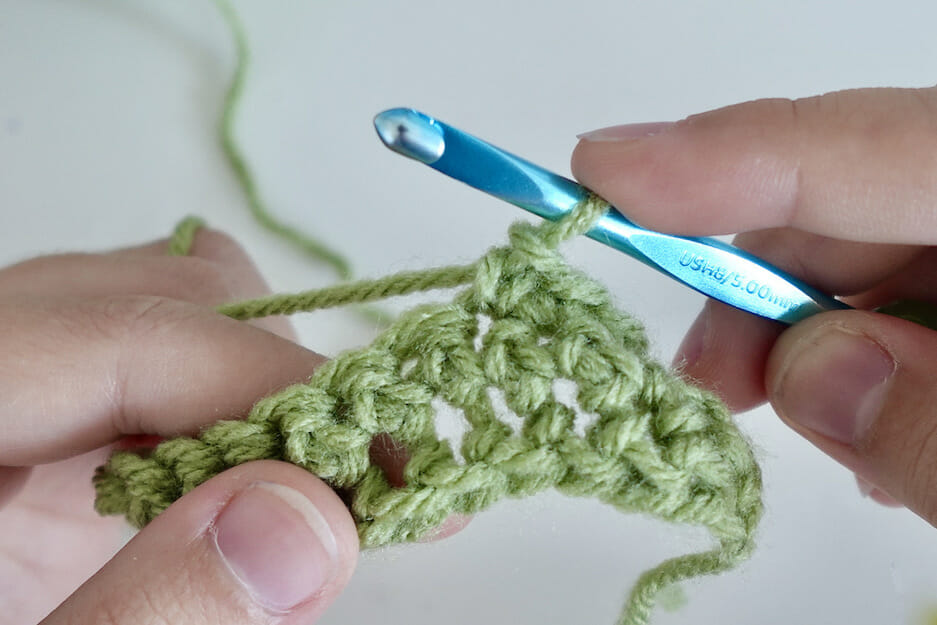 Crochet How to hold Yarn