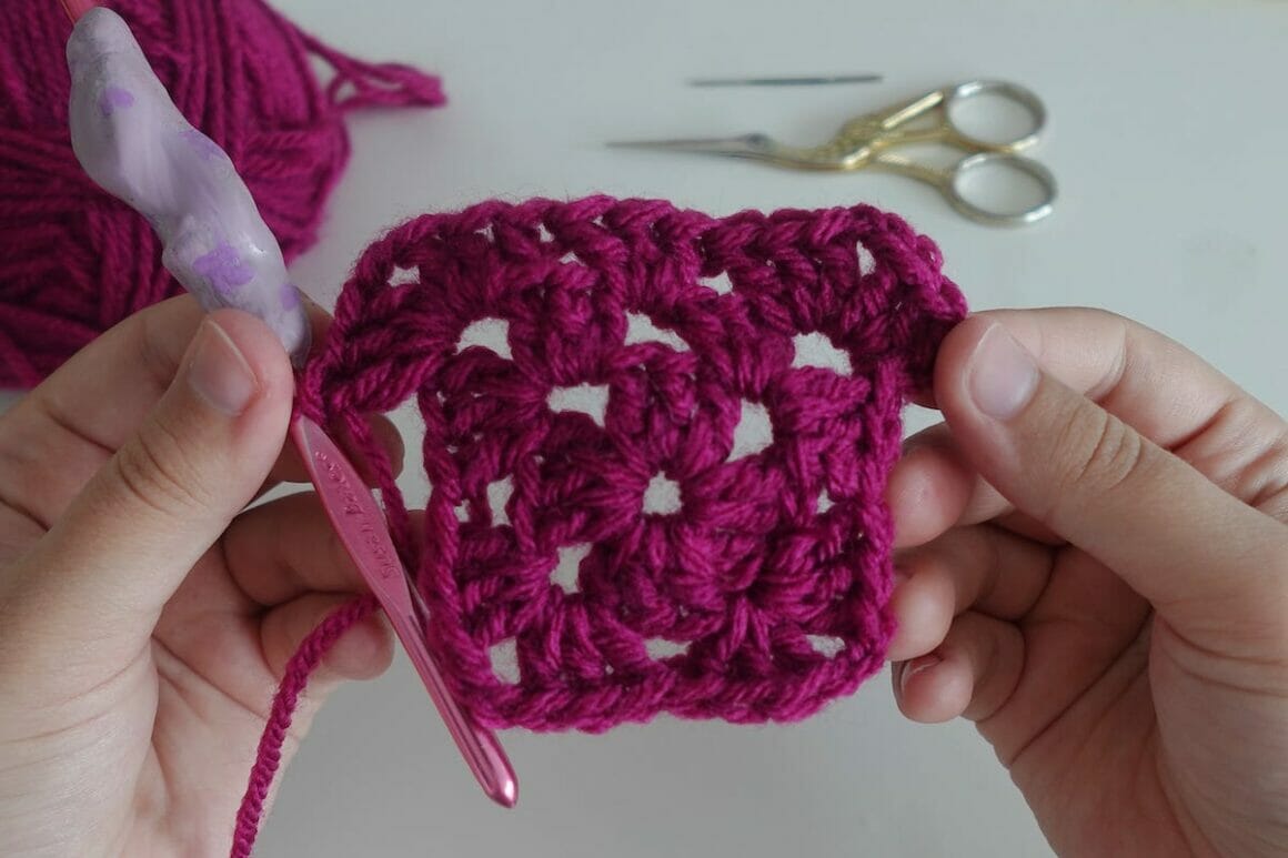 How to Crochet a Granny Square Round 3