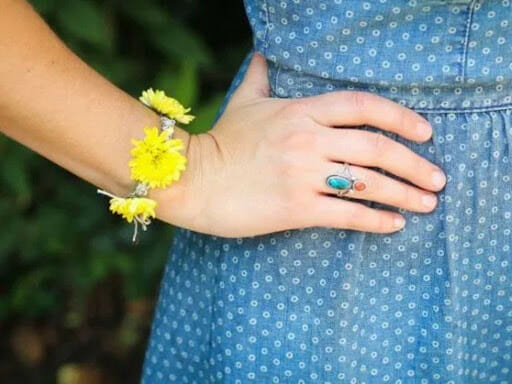 Macrame Bracelet with Fresh Flowers