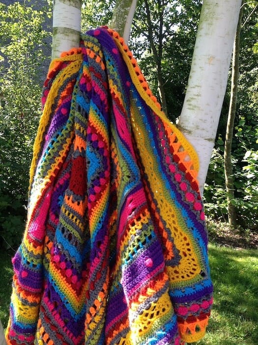 How do you change colors when crocheting a blanket