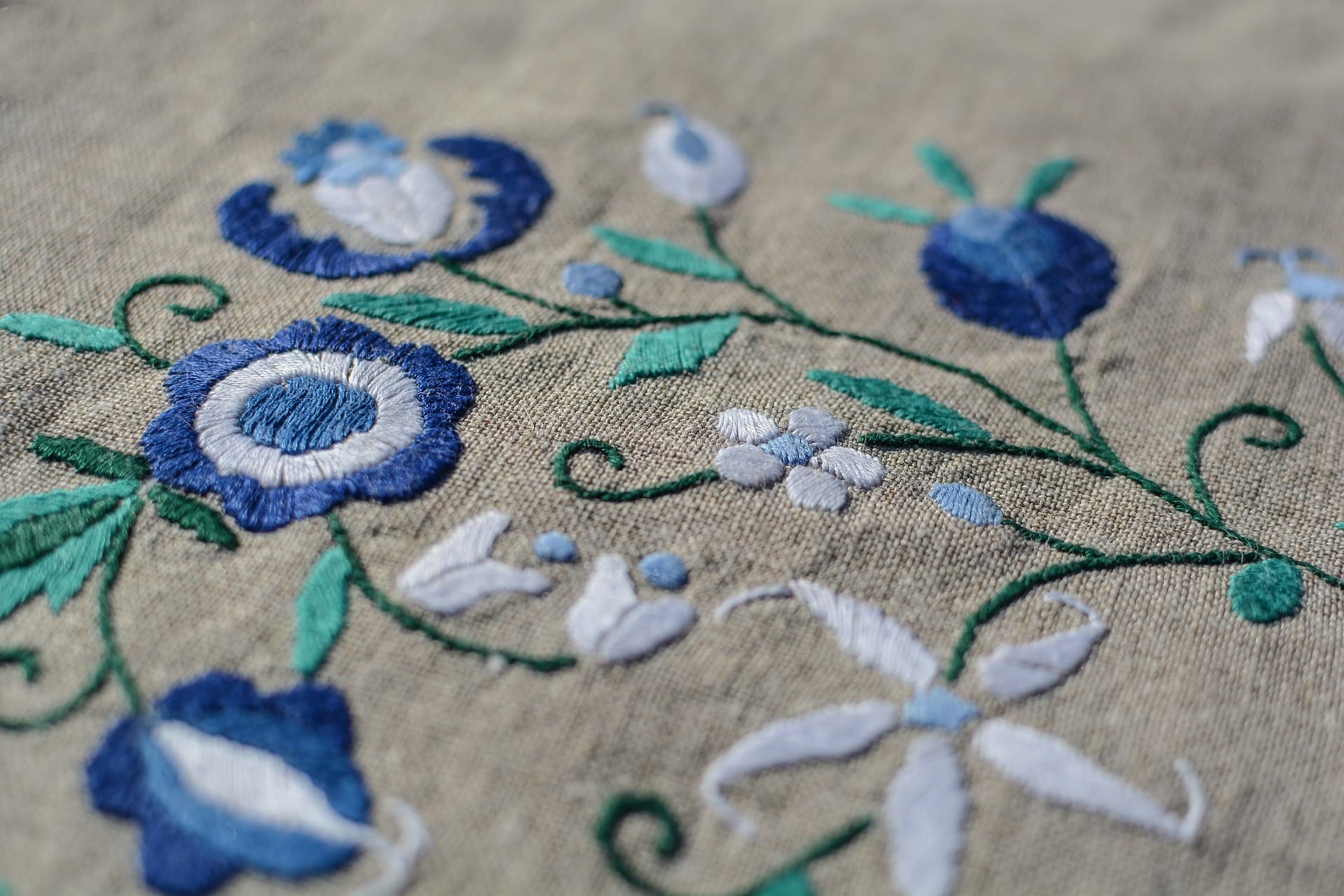 Split stitch - embroidery how-to, quick video, and step by step guide